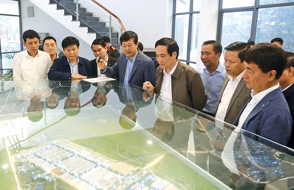 Bí thư Tỉnh ủy Bùi Minh Châu tham quan mô hình quy hoạch tổng thể Khu công nghiệp Phú Hà