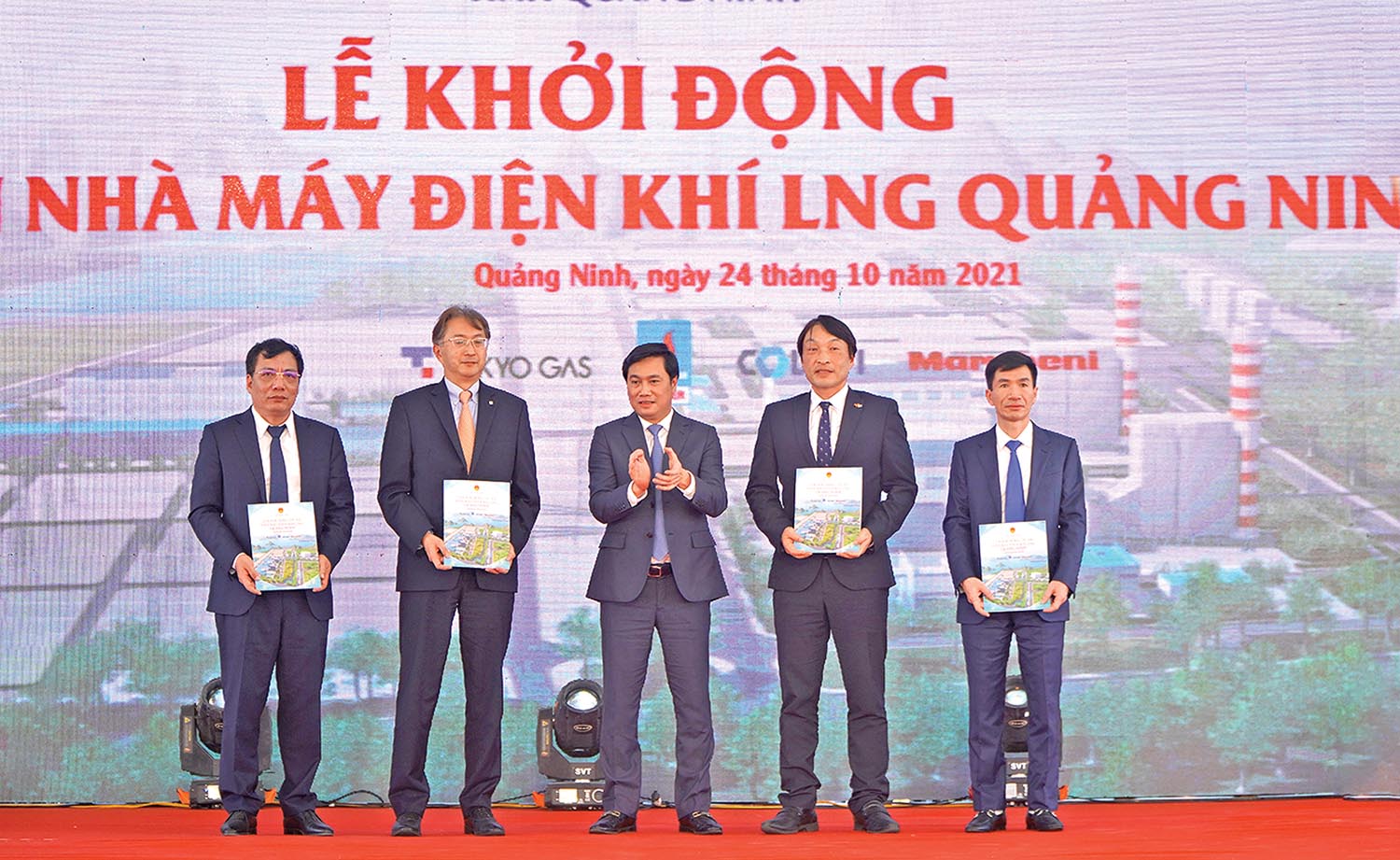 Ông Nguyễn Tường Văn, Chủ tịch UBND tỉnh Quảng Ninh (đứng giữa) trao Giấy chứng nhận đầu tư Dự án Nhà máy Điện khí LNG Quảng Ninh cho các nhà đầu tư