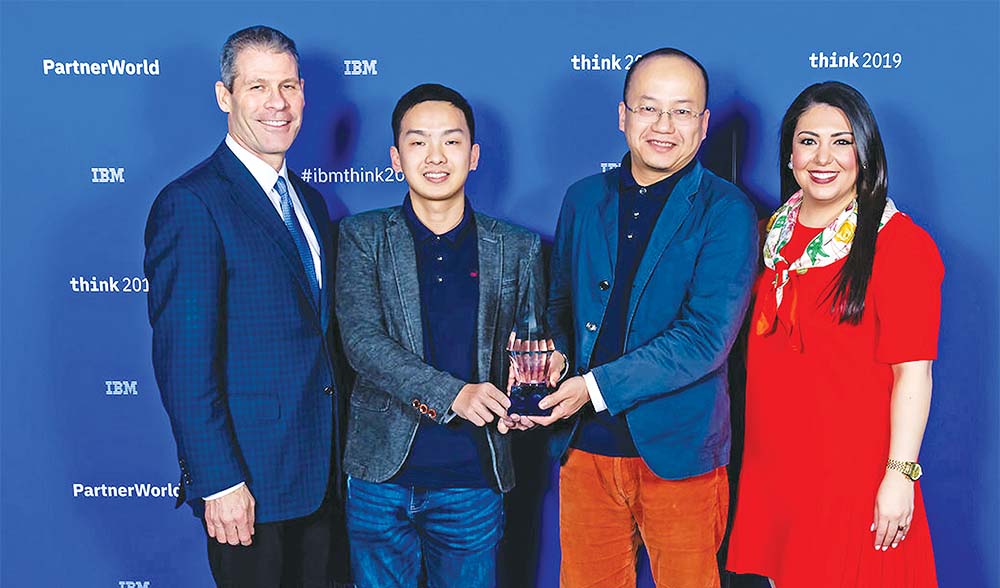 Hai đồng sáng lập tMonitor Hải Nam và Trần Nghĩa (ở giữa) tại Cuộc thi IBM  Watson Build 2018
