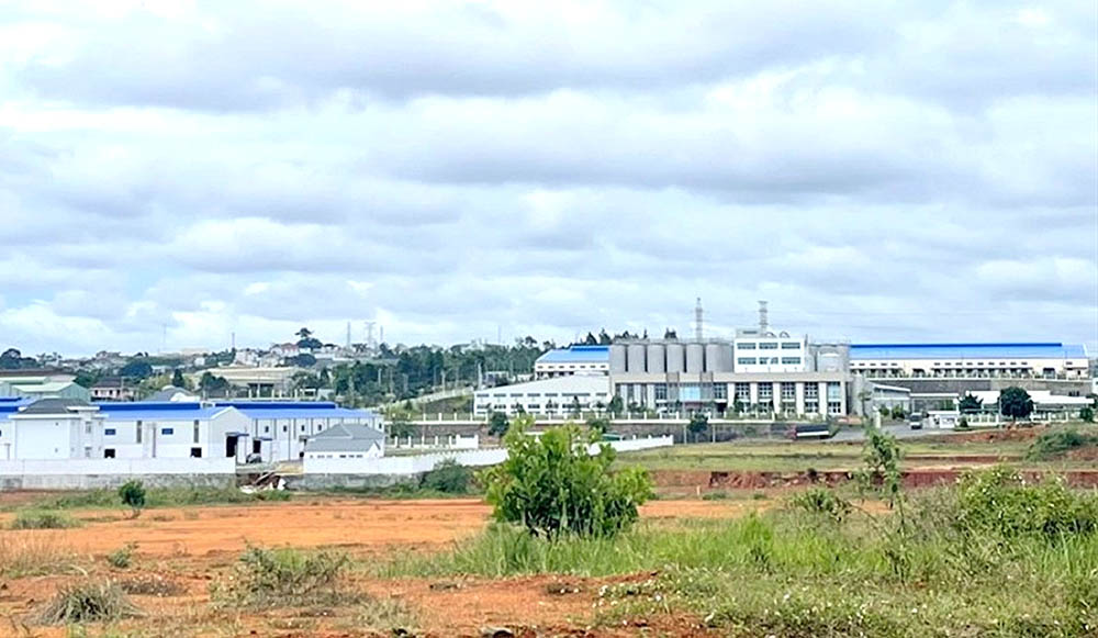 Công ty Phát triển hạ tầng Khu công nghiệp (KCN) Lộc Sơn - Phú Hội đã ký 8 hợp đồng cho thuê lại 9,433 ha tại KCN Lộc Sơn chưa đúng thẩm quyền. Trong ảnh: KCN Lộc Sơn 	Ảnh: Bảo Lâm