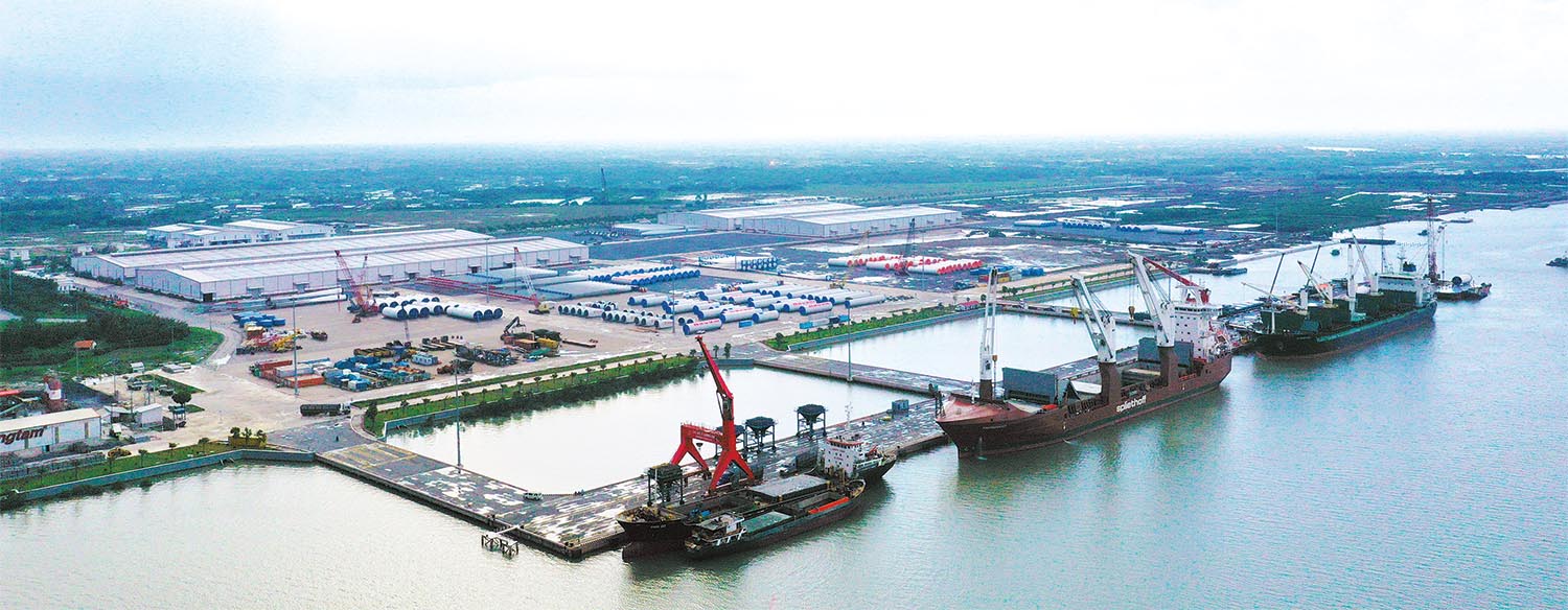 Cảng quốc tế Long An đã đưa vào hoạt động 3 cầu cảng với tổng chiều dài 630 m, có khả năng tiếp nhận tàu trọng tải 50.000 DWT 	Ảnh: Trúc Giang