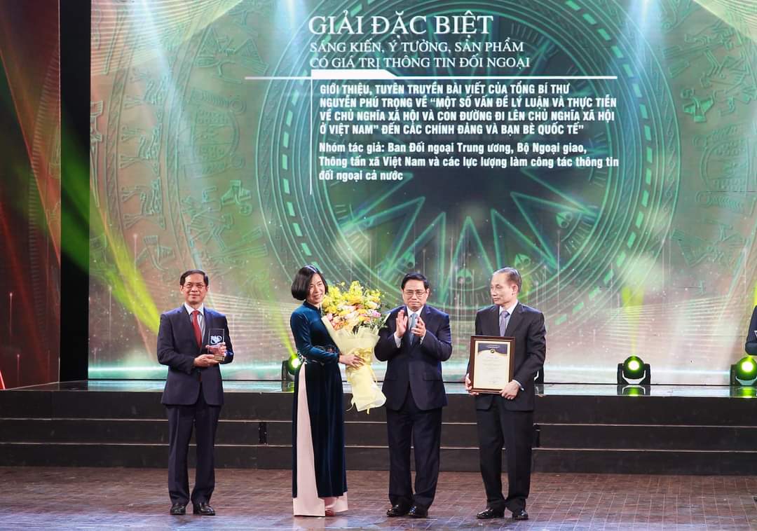 Thủ tướng Chính phủ Phạm Minh Chính trao bằng chứng nhận giải thưởng cho nhóm tác giả giành giải Đặc biệt, Giải thưởng toàn quốc về thông tin đối ngoại lần thứ VII. 