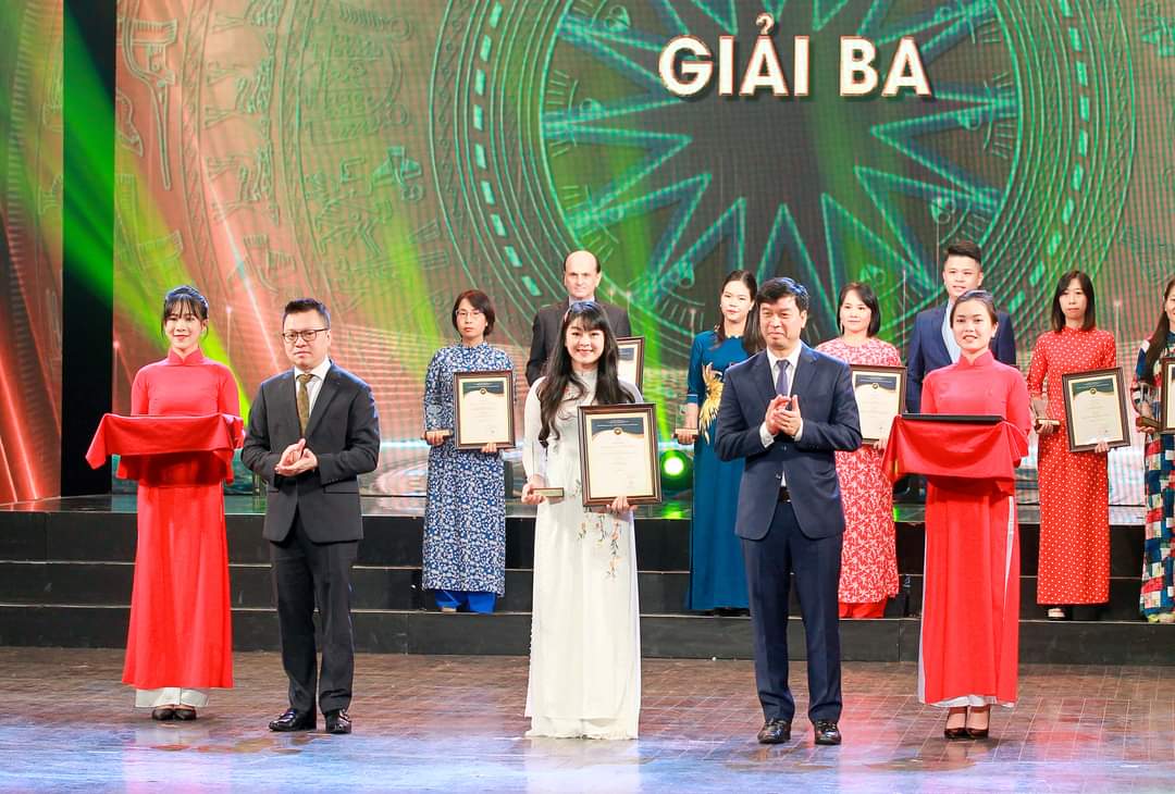 Ban Tổ chức trao Giải Ba cho Tác phẩm “Hành trình 15 ngày khám phá Việt Nam bằng ngũ quan” của tác giả Hồ Hạ (Phùng Thị Hồng Hạnh)