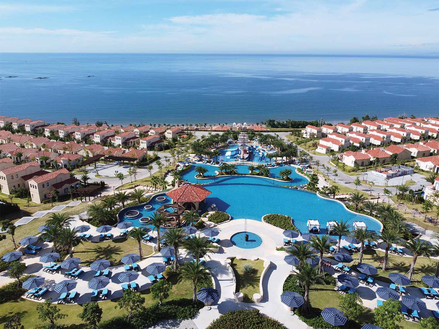 NovaHills Mui Ne Resort & Villas được Tập đoàn quản lý khách sạn hàng đầu châu Á Centara Hotels & Resorts vận hành theo tiêu chuẩn 4 sao quốc tế