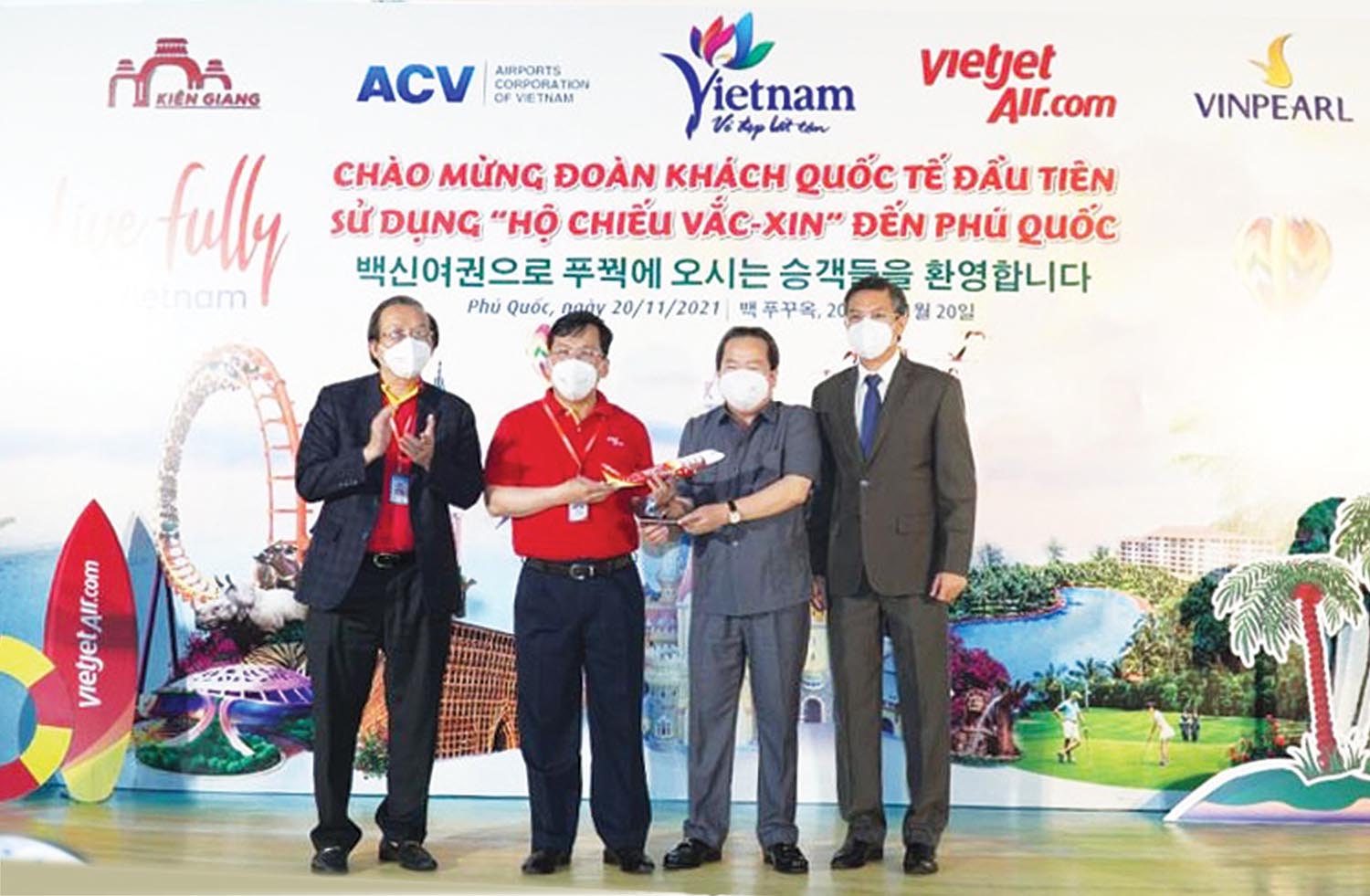Đại diện lãnh đão tỉnh Kiên Giang đón du khách quốc tế đầu tiên sử dụng “hộ chiếu vắc-xin” đến Phú Quốc vào ngày 20/11/2021