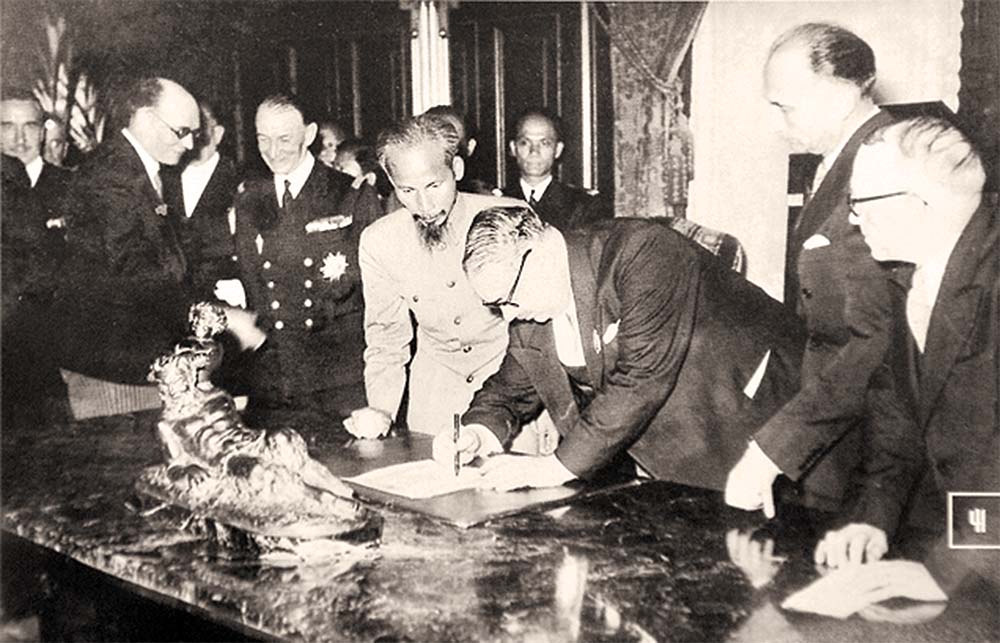 Chủ tịch Hồ Chí Minh và Bộ trưởng Hải ngoại Pháp Marius Moutet ký bản tạm ước ngày 14/9/1946