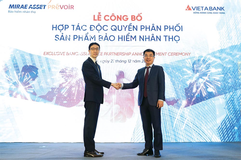 Ông Ko Young Wan, Chủ tịch kiêm Tổng giám đốc Mirae Asset Prévoir (trái) và ông Cù Anh Tuấn, Phó Tổng giám đốc  VietABank