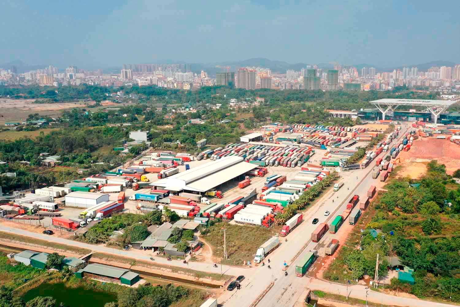 Xe chở nông sản xuất khẩu sang Trung Quốc đang bị ùn ứ tại các cửa khẩu ở Lạng Sơn và Quảng Ninh (ảnh: Phạm Công)