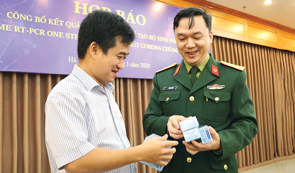 Đại diện Học viện Quân y và Tổng giám đốc Công ty Việt Á (bên trái) tại buổi họp báo công bố nghiên cứu chế tạo thành công kit test Covid-19 do Bộ Khoa học và Công nghệ chủ trì