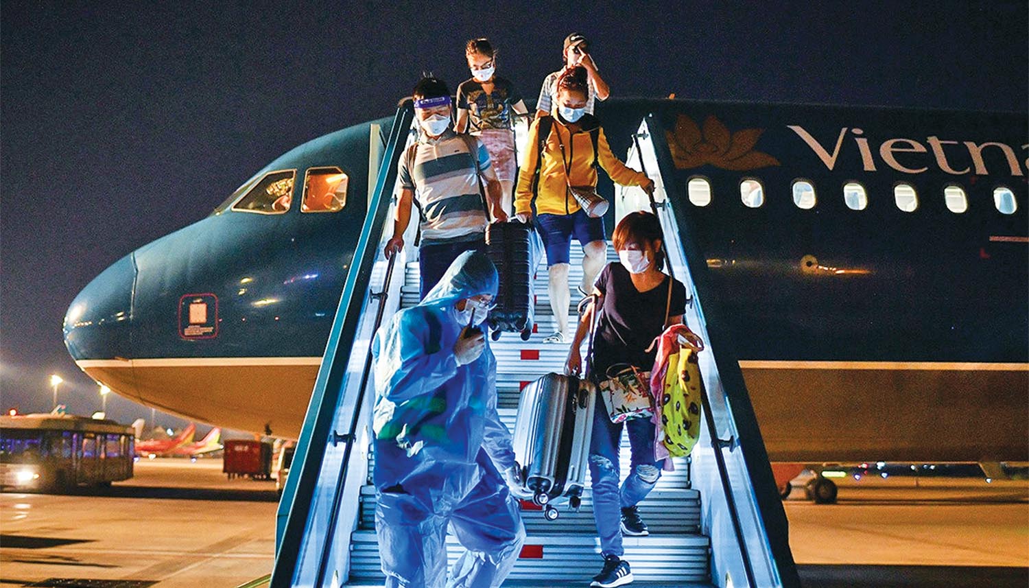 Hành khách đi trên chuyến bay quốc tế đầu tiên từ Phnôm Pênh (Campuchia) về Việt Nam hôm 1/1/2022