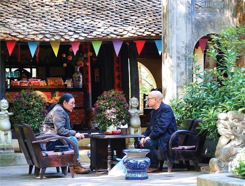Họa sĩ Thành Chương (bên phải) thưởng thức trà sen với bạn hiền tại Việt Phủ Thành Chương	Ảnh: Hồ Hạ