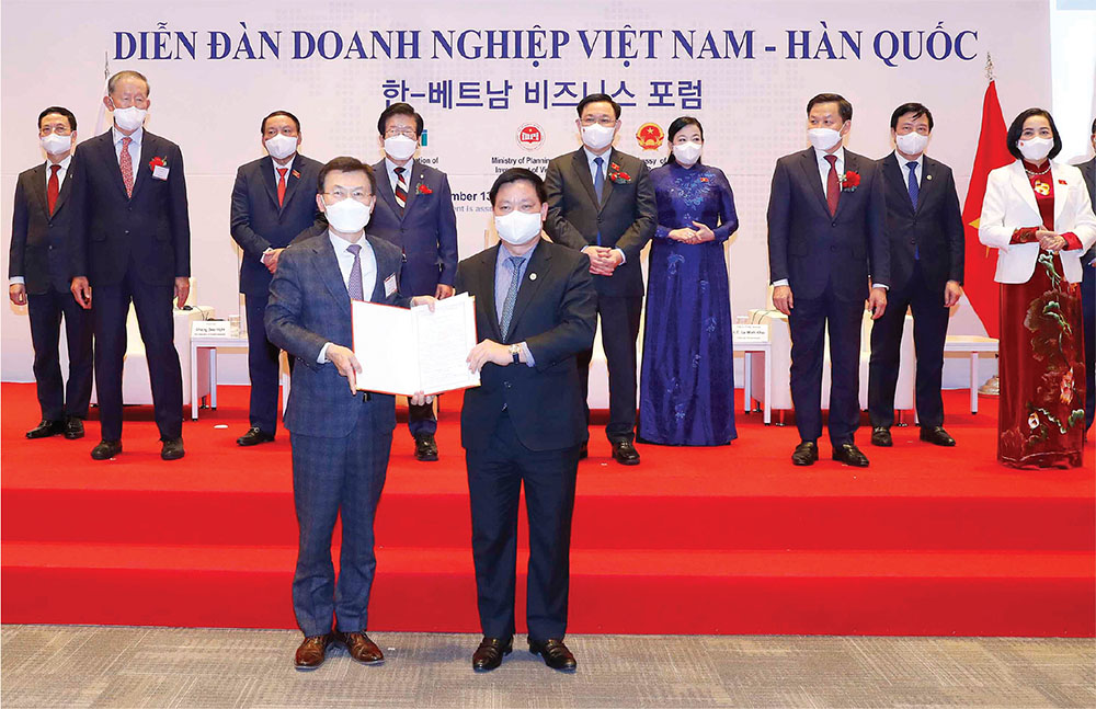 Chủ tịch UBND tỉnh Thái Bình Nguyễn Khắc Thận trao Giấy chứng nhận đầu tư cho Công ty TNHH Ohsung Display, Hàn Quốc tại Diễn đàn  doanh nghiệp Việt Nam - Hàn Quốc ( Seoul, ngày 12/12/2021)