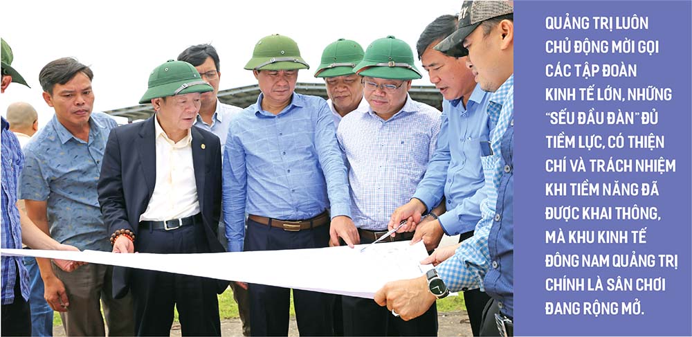 Chủ tịch UBND tỉnh Quảng Trị Võ Văn Hưng (áo xanh đứng giữa) cùng với nhà đầu tư khảo sát môi trường đầu tư tại Khu kinh tế Đông Nam