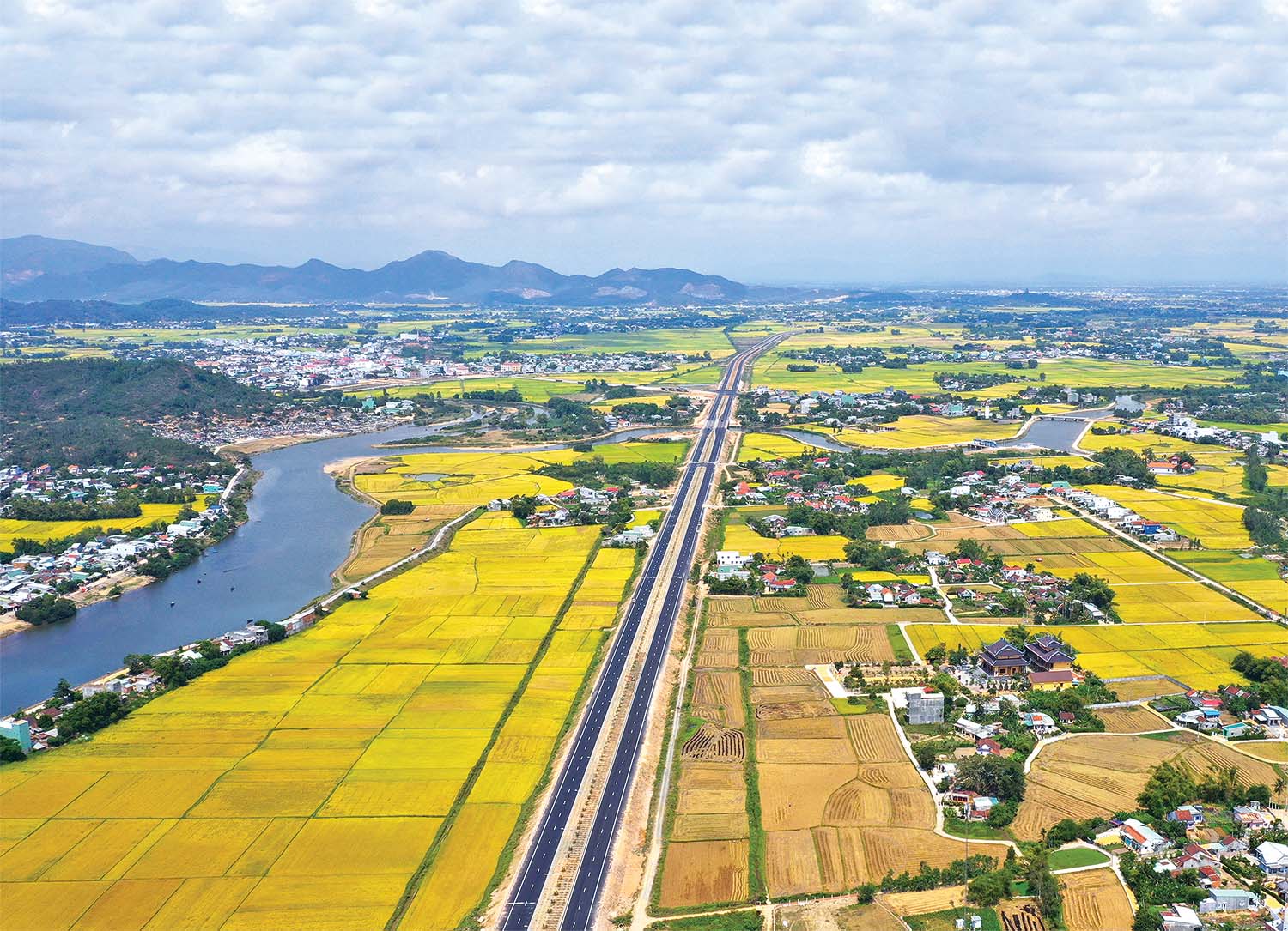 Tuyến Quốc lộ 19 kết nối duyên hải miền Trung với  Tây Nguyên và Tam giác phát triển CLV	Ảnh: Nguyễn Dũng
