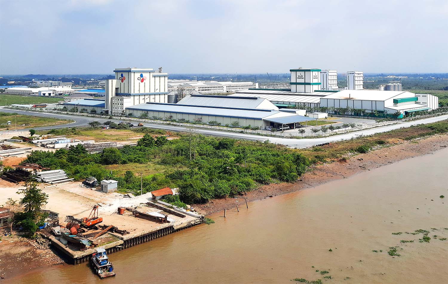 Khu công nghiệp Bình Minh nằm bên bờ sông Hậu là một trong những điểm đến hấp dẫn đầu tư tại tỉnh Vĩnh Long
