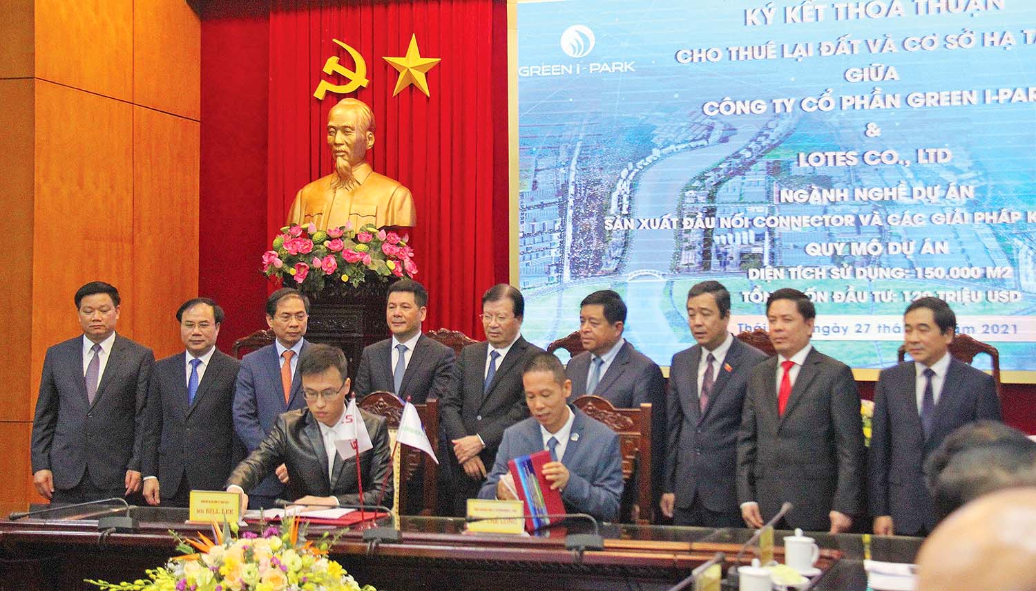 Tổng giám đốc Công ty cổ phần Green i-Park Bùi Thế Long (người ngồi bên phải) ký thỏa thuận đầu tư với nhà đầu tư thứ cấp - Công ty TNHH  Lotes Việt Nam, dưới sự chứng kiến của lãnh đạo Trung ương, lãnh đạo tỉnh Thái Bình