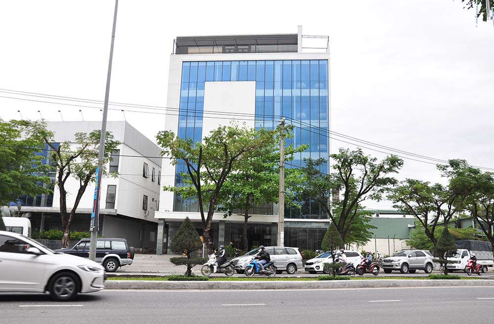 Bệnh viện Hòa Hảo được xây dựng trên khu đất số 2 - đường Nguyễn Hữu Thọ (TP. Đà Nẵng) khi chưa được cấp phép