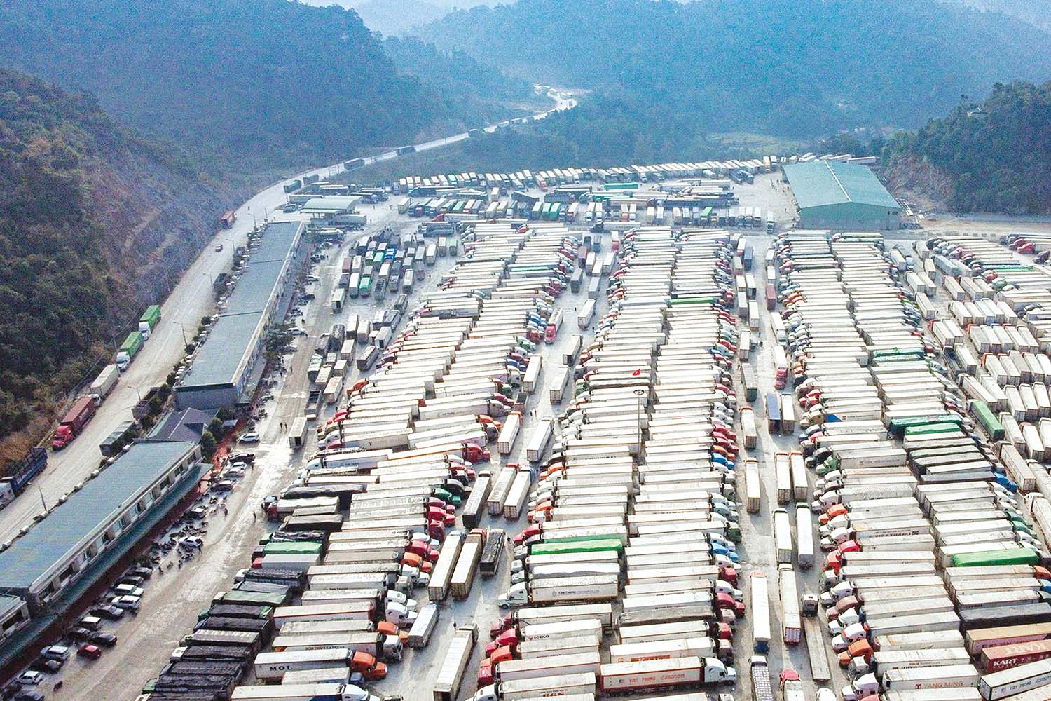 Hàng ngàn xe container hàng hóa nông thủy sản “nằm dài” chờ xuất khẩu sang Trung Quốc 	Ảnh: Đ.T