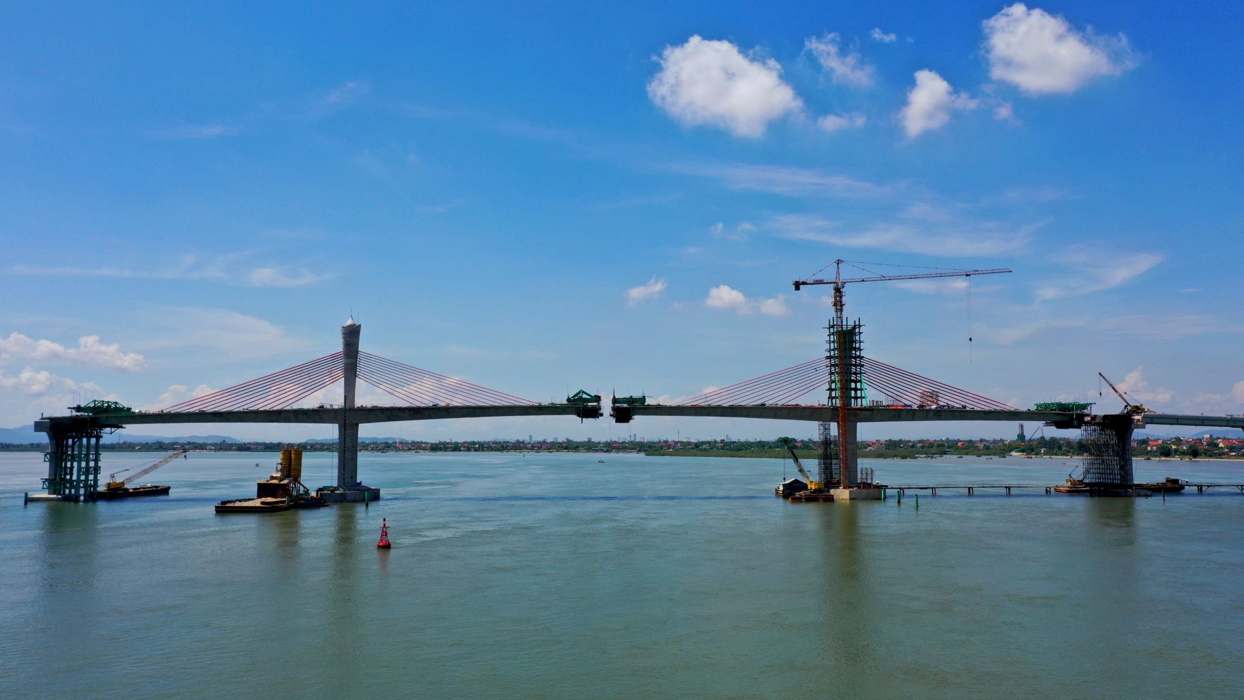 Cầu Cửa Hội bắc qua sông Lam sẽ chính thức được đưa vào sử dụng trong niềm hân hoan của người dân 2 tỉnh Nghệ An và Hà Tĩnh. Ảnh: Huy Cường