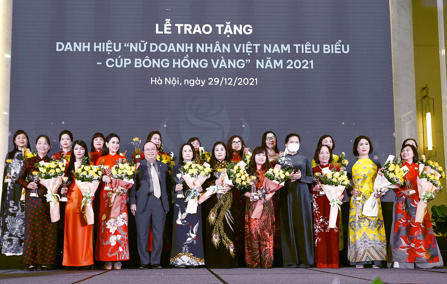 Danh hiệu “Nữ doanh nhân Việt Nam tiêu biểu - Cúp Bông hồng Vàng” đã được trao tặng cho 60 nữ doanh nhân tiêu biểu trong năm 2021