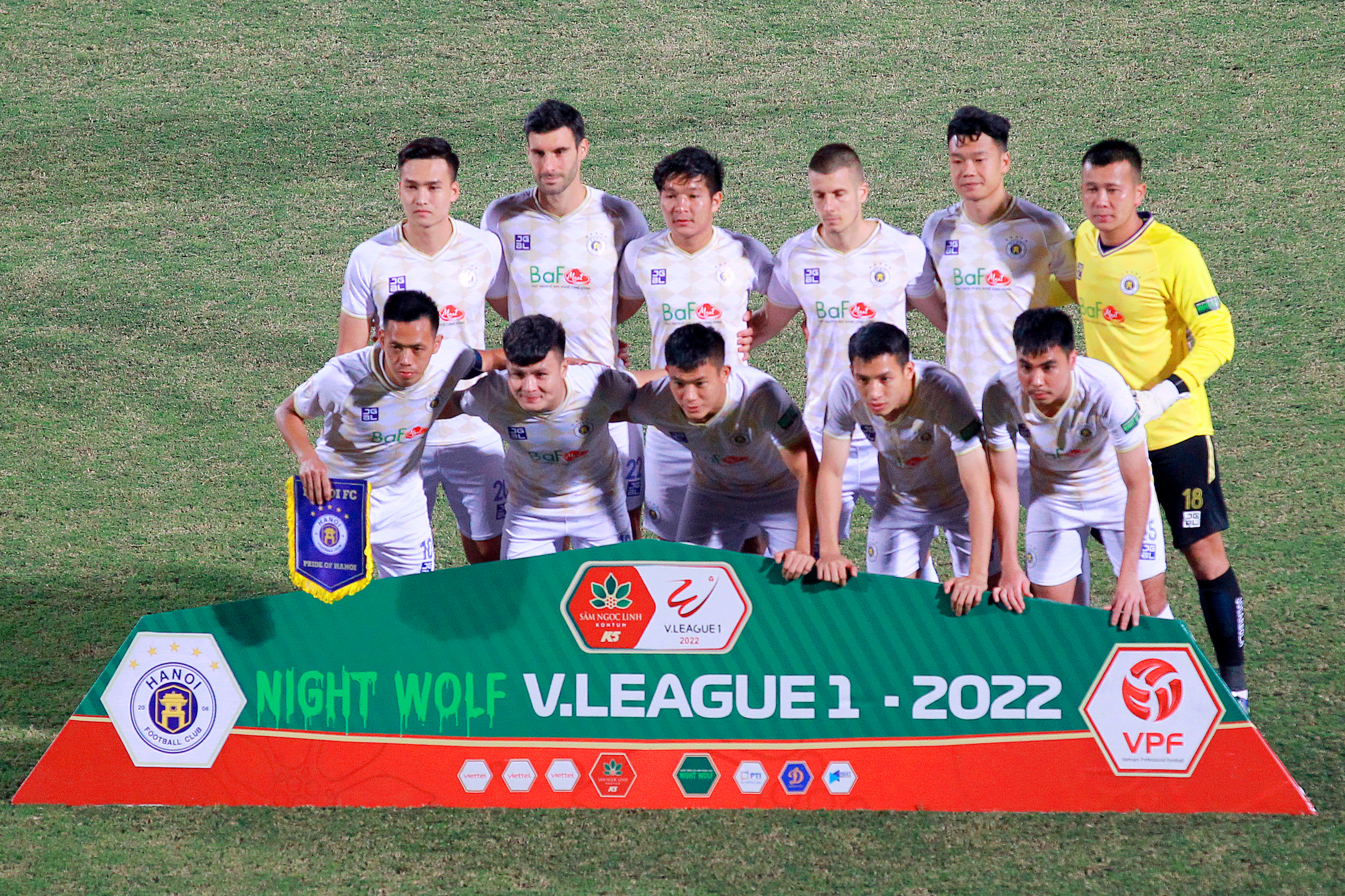 Quang Hải đá chính trong trận đá bù vòng 2 V.League 2022 với Viettel trên sân Hàng Đẫy vào tối 4/4. Đây cũng là trận đấu cuối cùng của tiền vệ số 19 tại V.League 2022, trước khi anh xuất ngoại, tìm bến đỗ mới. Hợp đồng của Quang Hải với đội bóng của bầu Hiển kết thúc vào ngày 12/4/2022.