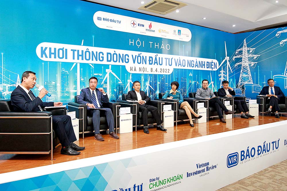 Ông Lê Như Phước An, Phó tổng giám đốc Trungnam Group (thứ ba, bên trái qua) tham gia Hội thảo Khơi thông dòng vốn đầu tư vào ngành điện 	ảnh: chí cường