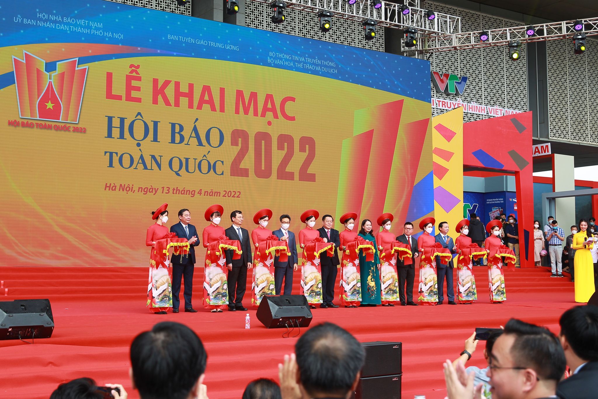  Các đại biểu cắt băng khai mạc Hội báo toàn quốc 2022. 