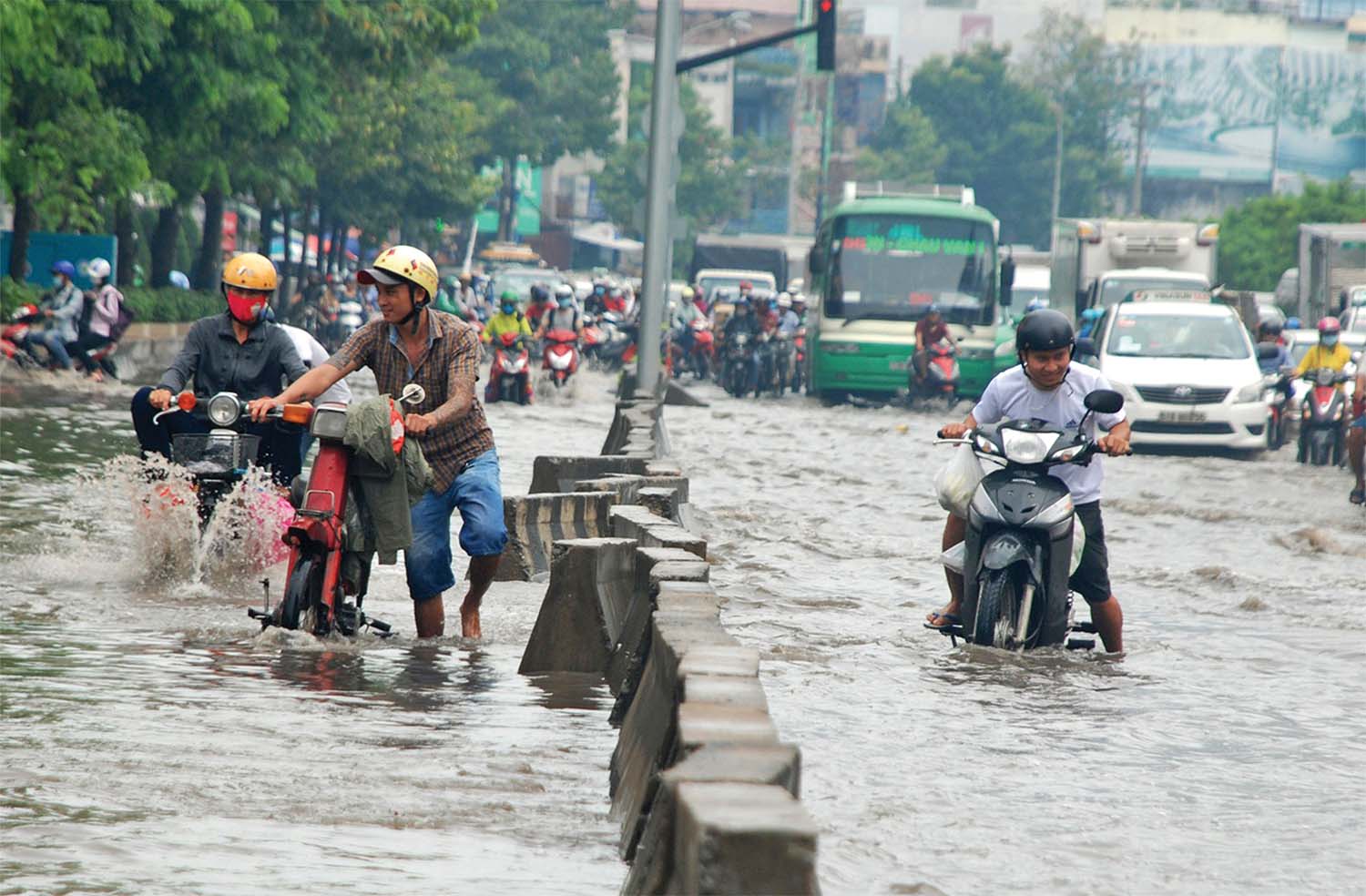 Đường Nguyễn Hữu Cảnh ngập trước khi Công ty cổ phần Tập đoàn công nghiệp Quang Trung vận hành  “siêu máy bơm”