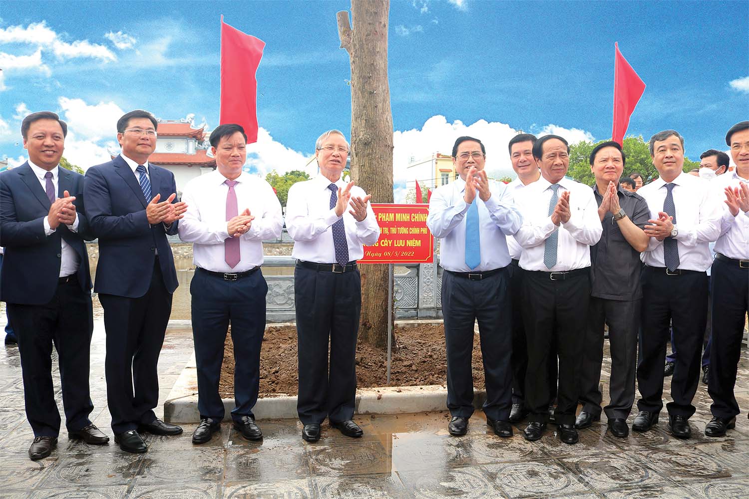 Thủ tướng Chính phủ Phạm Minh Chính, nguyên Ủy viên Bộ Chính trị, thường trực Ban Bí thư Trần Quốc Vượng cùng lãnh đạo Trung ương, tỉnh Thái Bình, huyện  Tiền Hải trồng cây tại Khu lưu niệm Chủ tịch Hồ Chí Minh