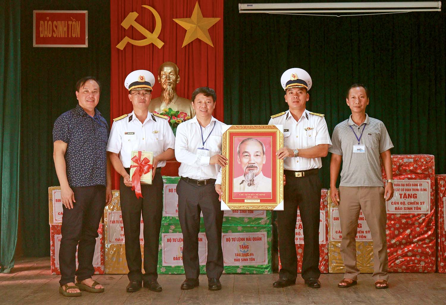Đồng chí Trần Thanh Lâm, Phó trưởng ban Ban Tuyên giáo Trung ương cùng các thành viên Đoàn công tác số 8 tặng quà cán bộ, chiến sĩ đảo  Núi Le B trong chuyến thăm quần đảo Trường Sa tháng 5/2022
