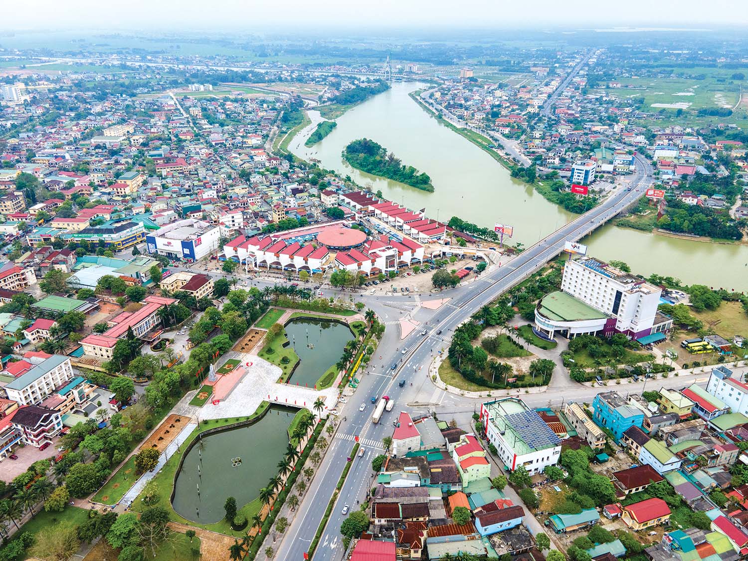 Toàn cảnh TP. Đông Hà nhìn từ trên cao  	ảnh: phước tuần