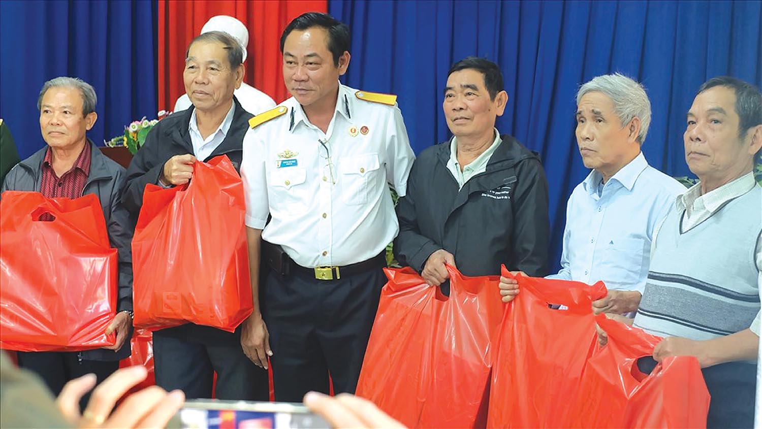 Cựu binh Trường Sa Nguyễn Văn Dũng (thứ ba, từ trái sang) trong một lần trao quà Tết cho các nạn nhân chất độc da cam phường Vĩnh Hòa (TP. Nha Trang, Khánh Hòa) Ảnh: Nhiệt Băng