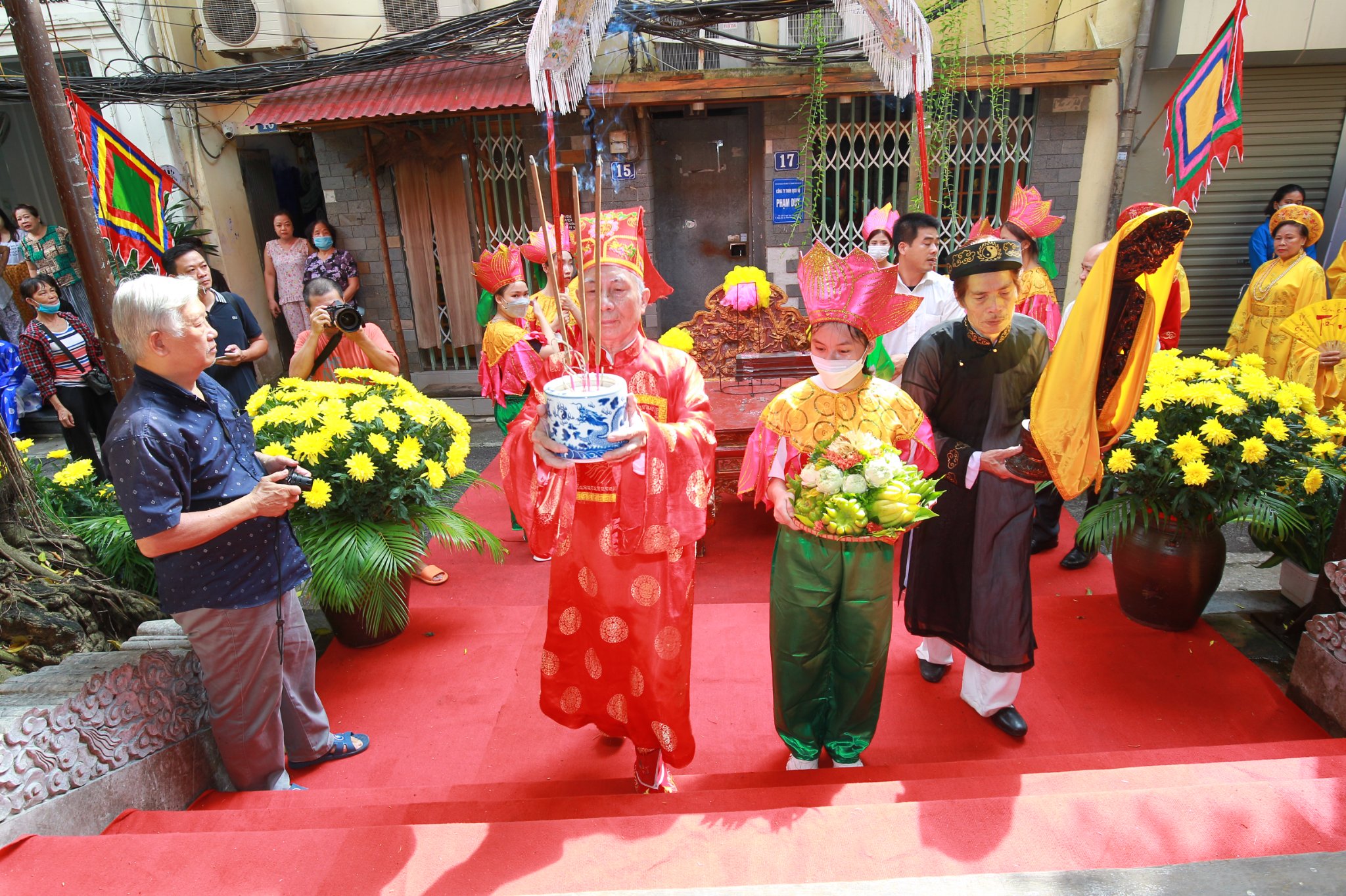 Nguyên Phi Ỷ Lan không chỉ được nhân dân và đạo Phật phong là 