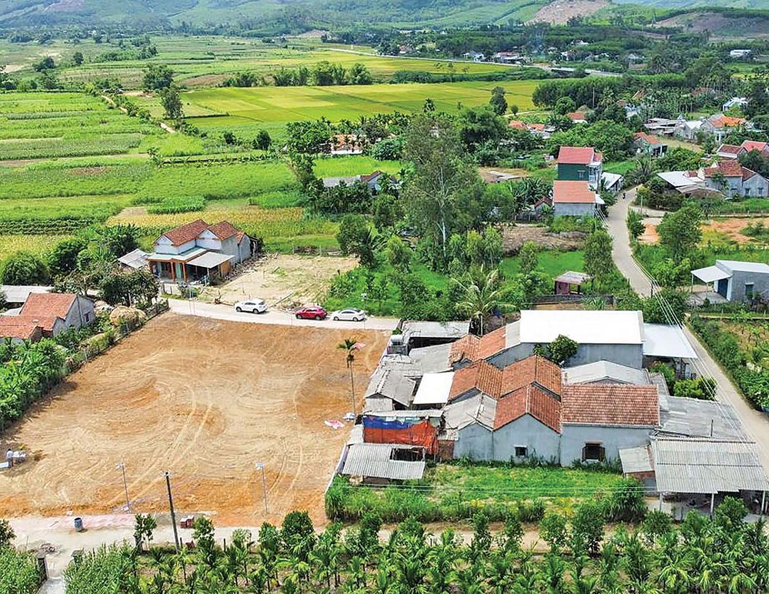 Quảng Ngãi là một trong những nơi có phân lô và tách thửa làng quê đẹp nhất Việt Nam. Hãy cùng khám phá hình ảnh từ trên cao về những con đường xanh, những cánh đồng và những ngôi nhà kiểu cổ để trải nghiệm những giá trị văn hóa của người dân địa phương.