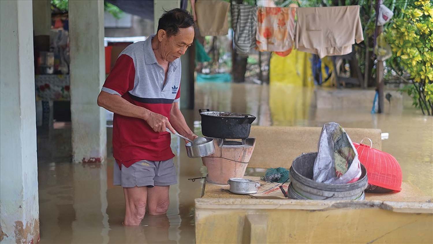 Ông Trương Hùng, thôn Phú Trung, xã Vĩnh Trung (Nha Trang) bên trong căn nhà bị ngập sâu sau một trận mưa 	Ảnh: Nhiệt Băng