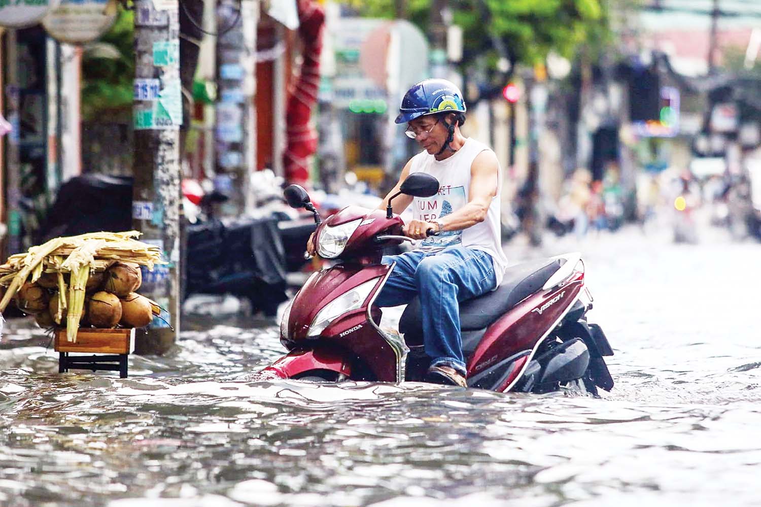 Ngập nước triền miên ở một số tuyến đường tại TP.HCM khi xảy ra mưa lớn	Ảnh: T.L