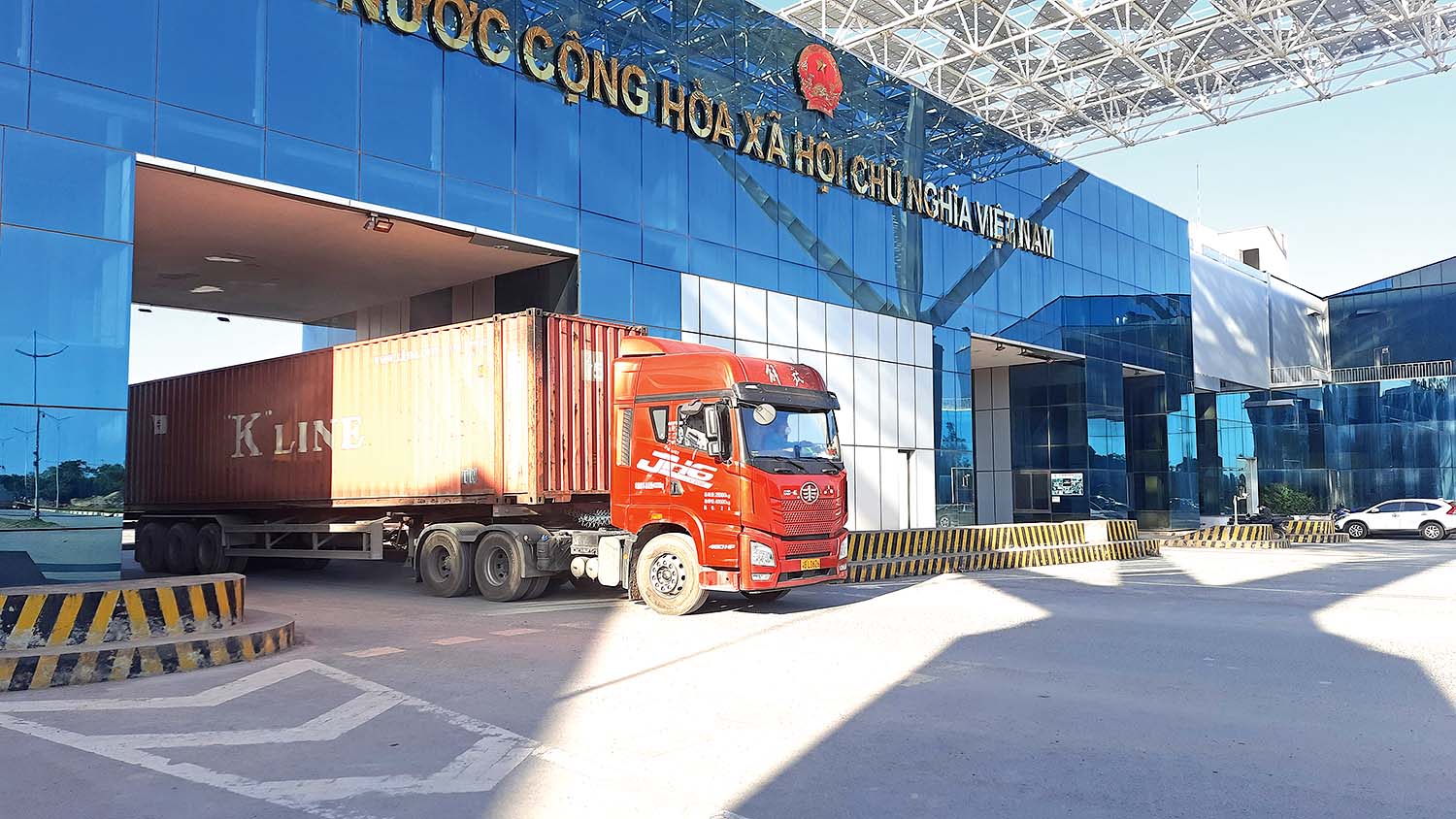 Cửa khẩu Bắc Luân 2 (thuộc Khu kinh tế cửa khẩu Móng Cái) có vai trò quan trọng trong hoạt động xuất nhập khẩu của các nhà đầu tư FDI tại Quảng Ninh  	Ảnh: Thanh Tân