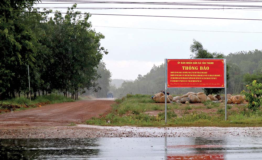 Cơn sốt cùng “cò đất” ào về “xẻ thịt”, phân lô bán nền đất nông nghiệp, lừa gạt nhà đầu tư khiến nhiều địa phương phải dựng biển cảnh báo 	