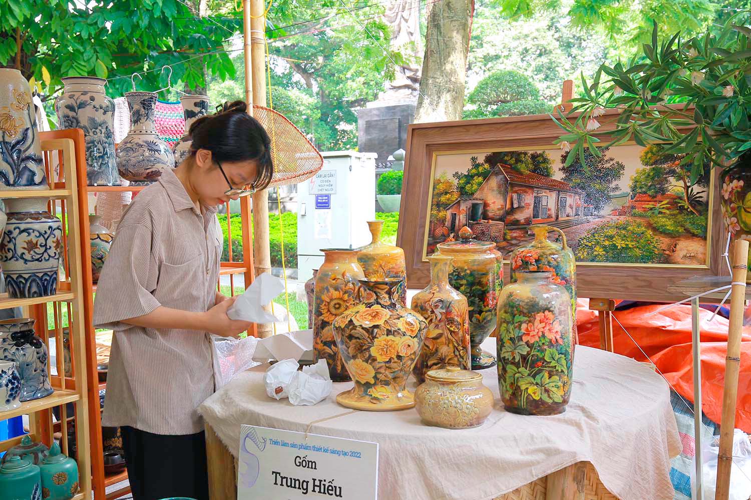 Các không gian trưng bày tại triển lãm gồm: Không gian thiết kế và cuộc sống – Nghệ nhân Việt Nam; Không gian thiết kế mây tre lá tự nhiên; Không gian thiết kế lụa thêu và thời trang; Không gian thiết kế sản phẩm gốm, gỗ và sơn mài; Không gian thiết kế bảo tồn sản phẩm thủ công; Không gian thiết kế sản phẩm mới có tiềm năng xuất khẩu; Không gian thiết kế quà tặng OCOP; Không gian các gian hàng giới thiệu thiết kế của các doanh nghiệp (40 gian, lấy ý tưởng Sóng nước Sông Hồng).