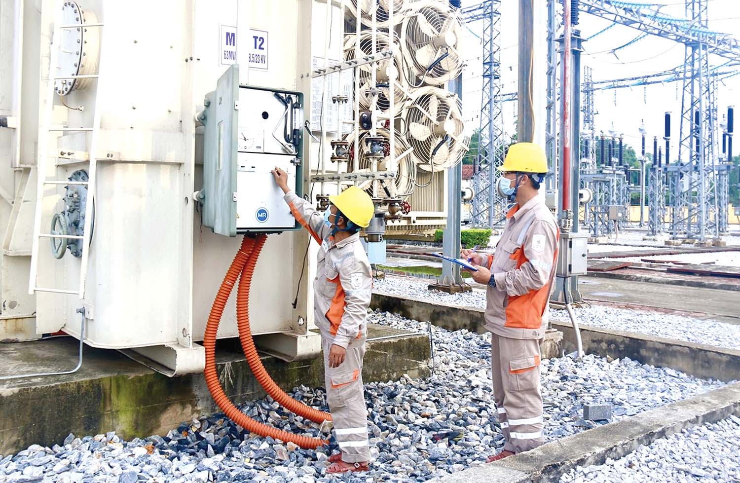 Dù khó khăn, nhưng EVNNPC luôn nỗ lực đảm bảo cấp điện cho sinh hoạt và nhu cầu sản xuất, kinh doanh