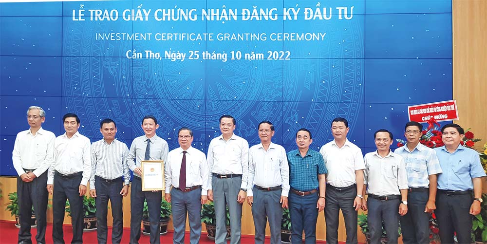 Cần Thơ đang là điểm đến của nhiều doanh nghiệp, nhà đầu tư. Trong ảnh: Lãnh đạo TP. Cần Thơ trao giấy chứng nhận cho nhà đầu tư Khu công nghiệp VSIP Cần Thơ