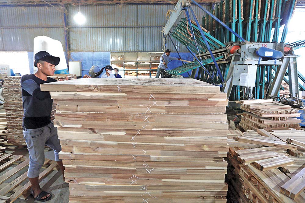 doanh nghiệp xuất khẩu gỗ của Việt Nam đang phải đối mặt với nguy cơ bị kiện phòng vệ thương mại  	Ảnh: Đ.T