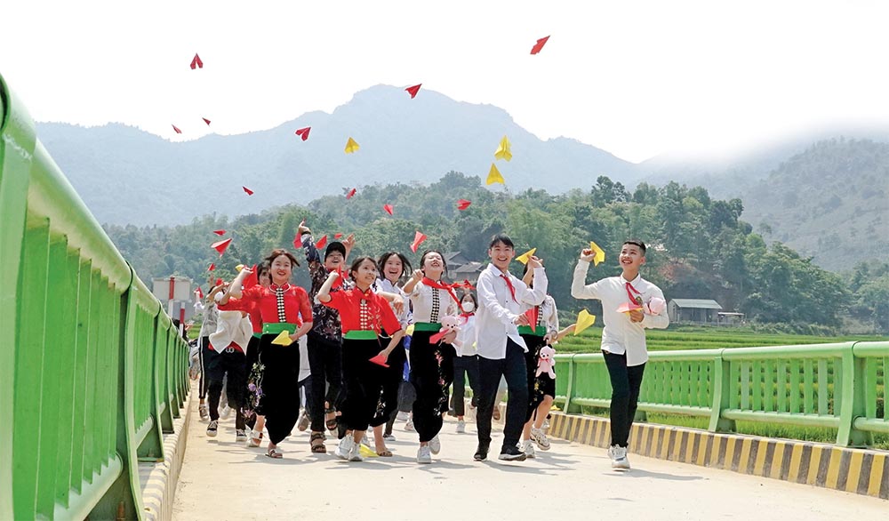 Những bước chân đến trường của nhiều em nhỏ thêm phần vững vàng trên những cây cầu nối yêu thương