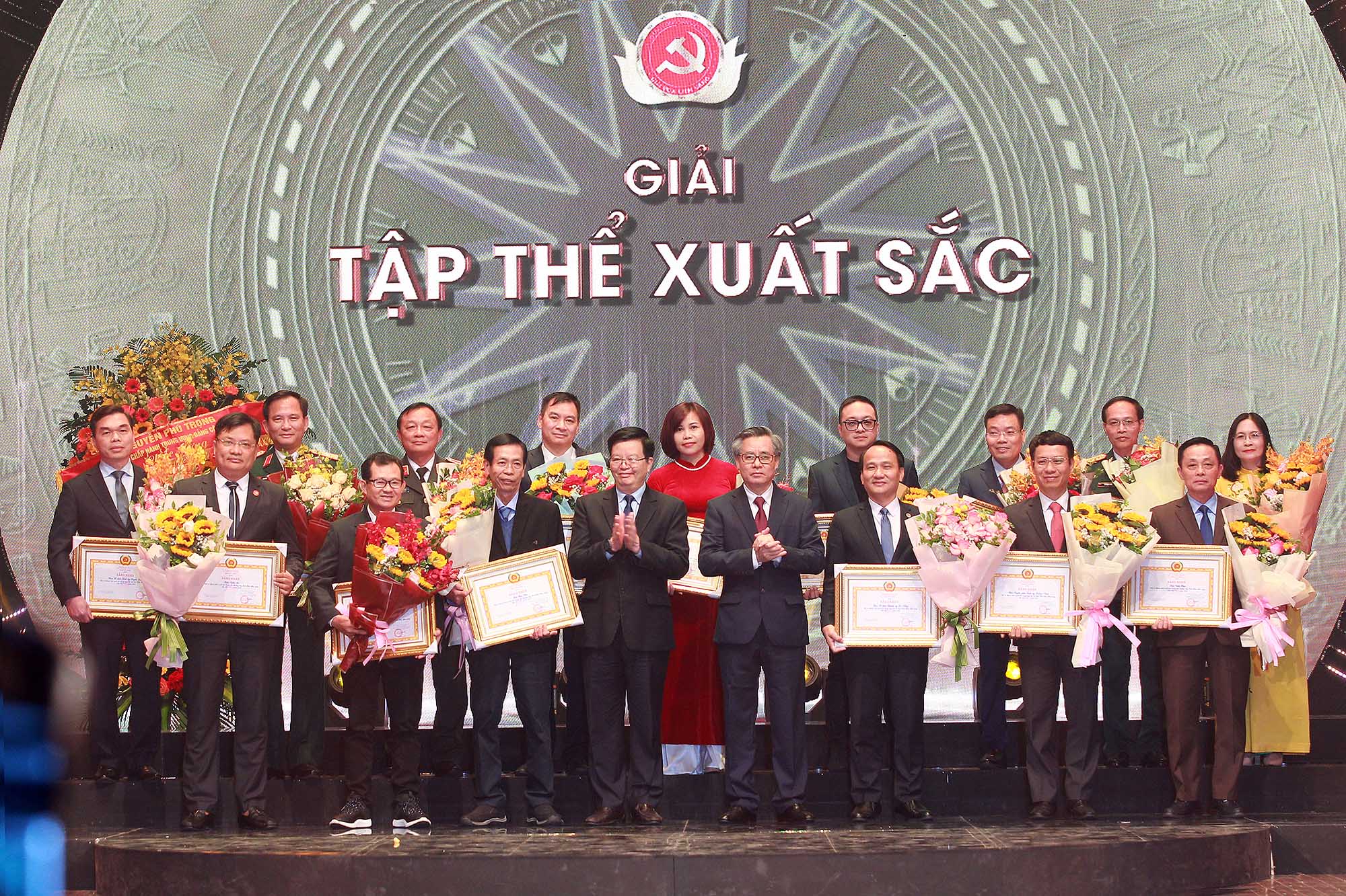 Giải tập thể xuất sắc