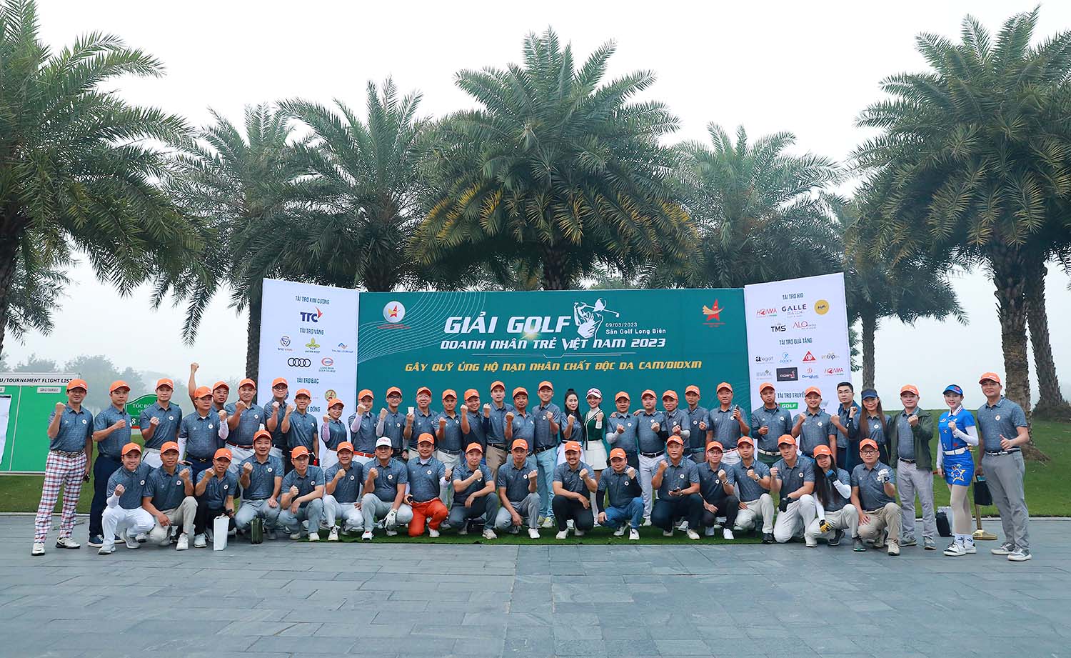 Các golfer trên sân golf đang chuẩn bị cho giải đấu