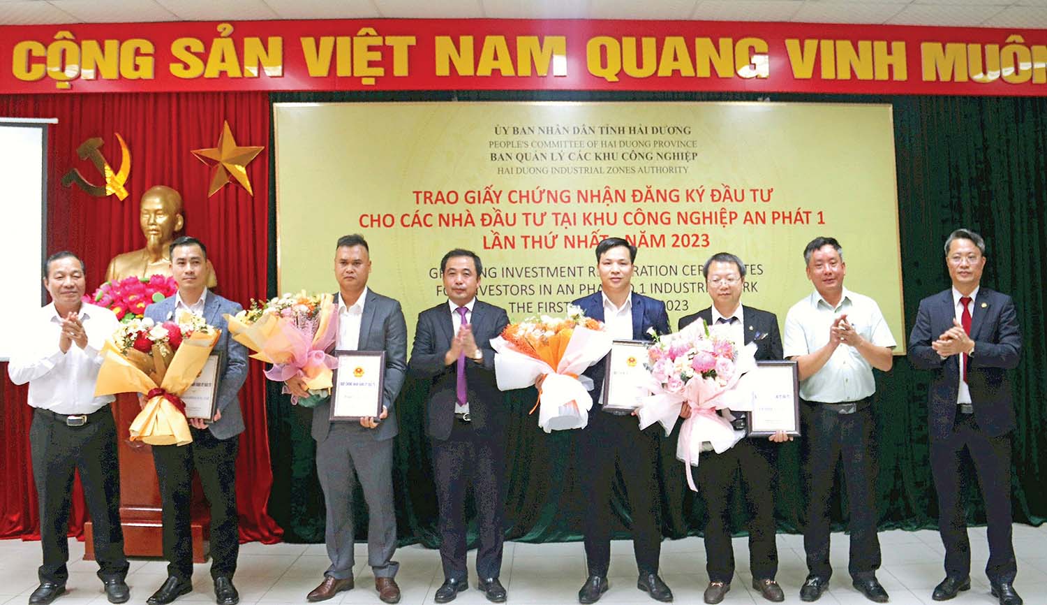 Lãnh đạo tỉnh Hải Dương và Ban Quản lý các khu công nghiệp tỉnh trao giấy chứng nhận đăng ký đầu tư cho nhà đầu tư nước ngoài 