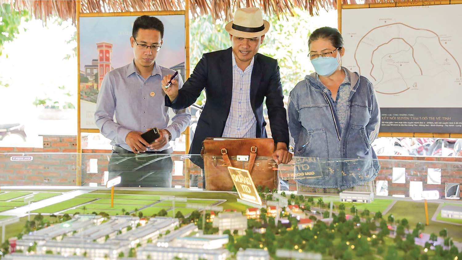 Nhà đầu tư bất động sản đi xem Dự án trở lại Ảnh: Việt Dũng 
