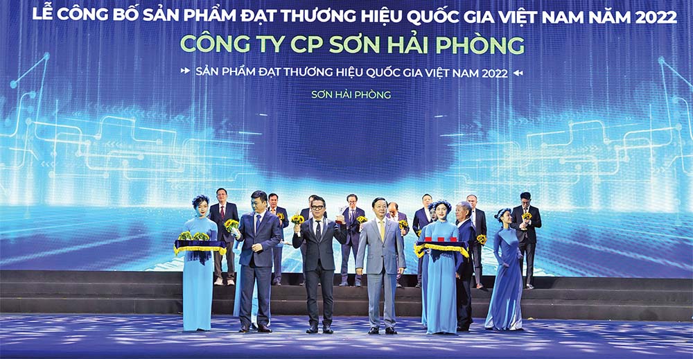 Ông Nguyễn Văn Dũng, Tổng giám đốc Công ty Sơn Hải Phòng tại Lễ công bố sản phẩm đạt Thương hiệu quốc gia năm 2022