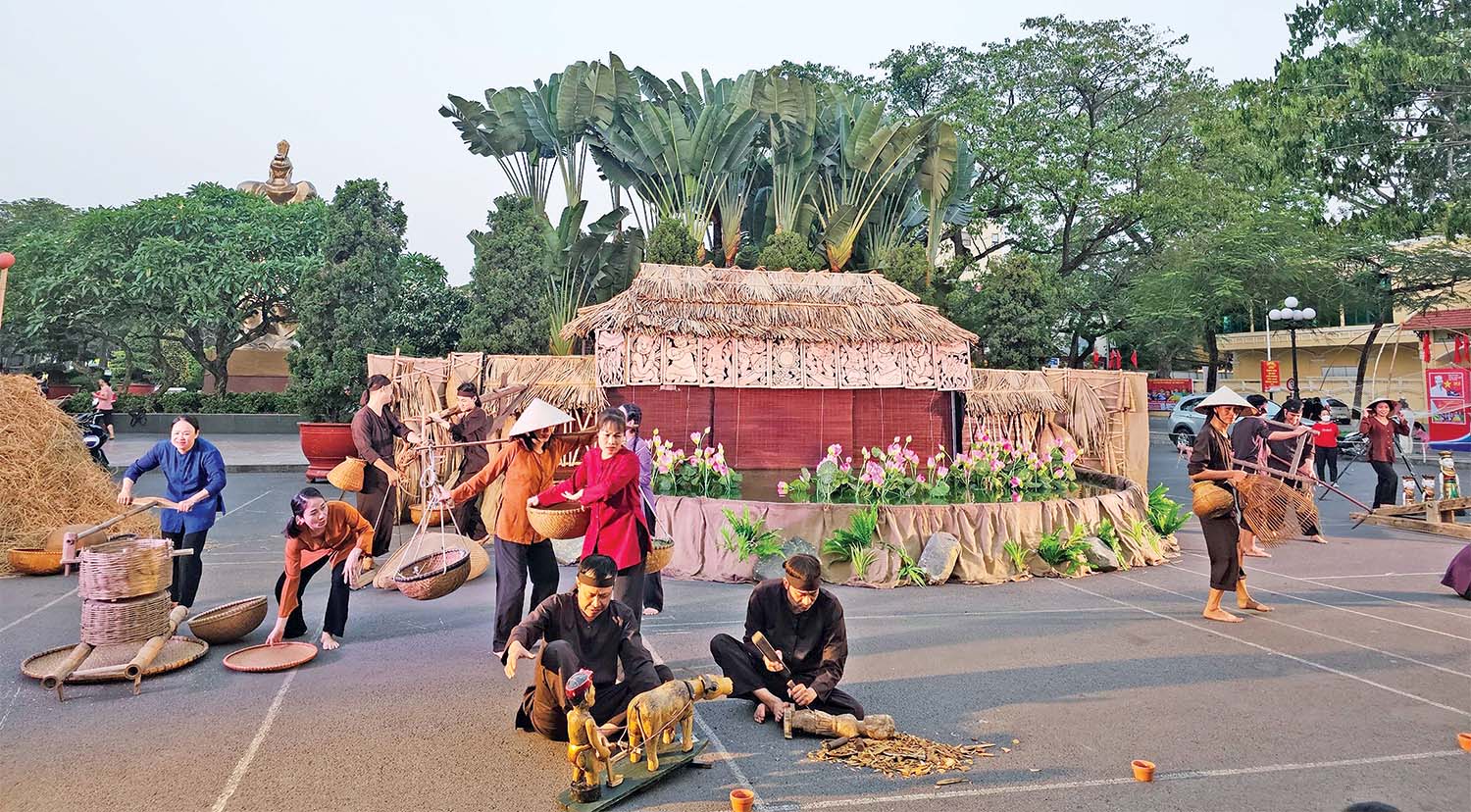 Bên cạnh các hoạt động văn hóa - nghệ thuật - thể thao sôi động, có rất nhiều chương trình nghệ thuật dân gian truyền thống được tổ chức trong dịp kỷ niệm 68 năm Ngày Giải phóng Hải Phòng 	Arnh: thanh sơn