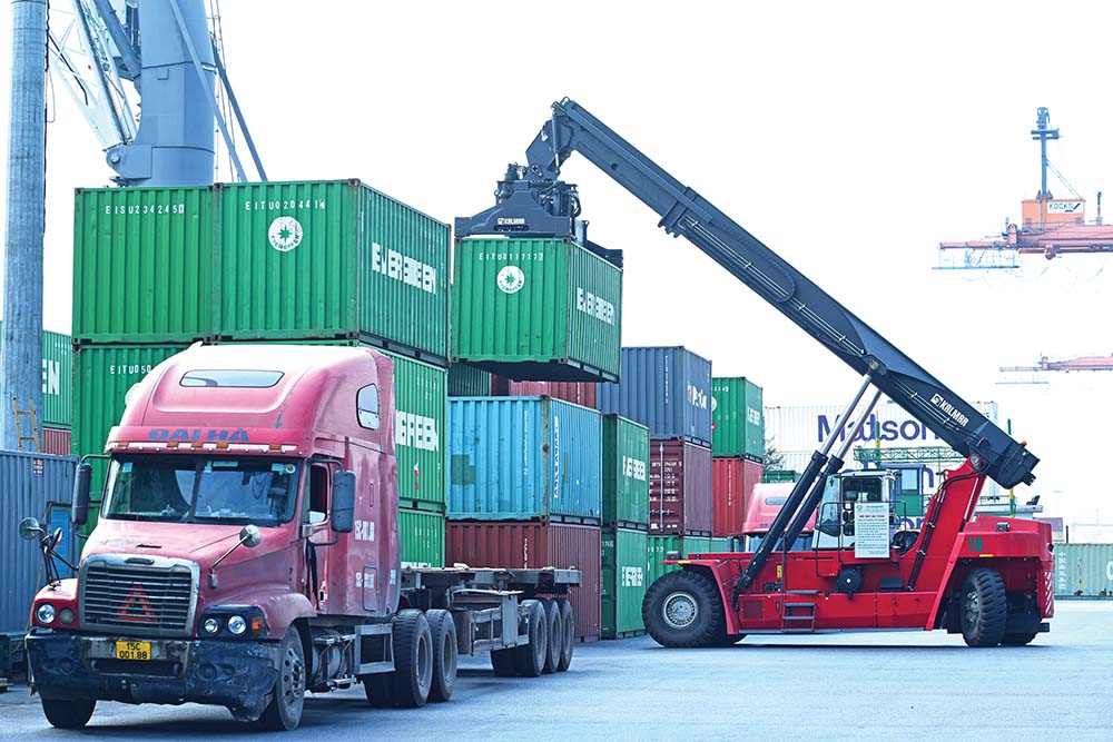 Vào mùa cao điểm, các hãng tàu, container thường đồng loạt tăng mạnh giá cước 	Ảnh: Dũng Minh